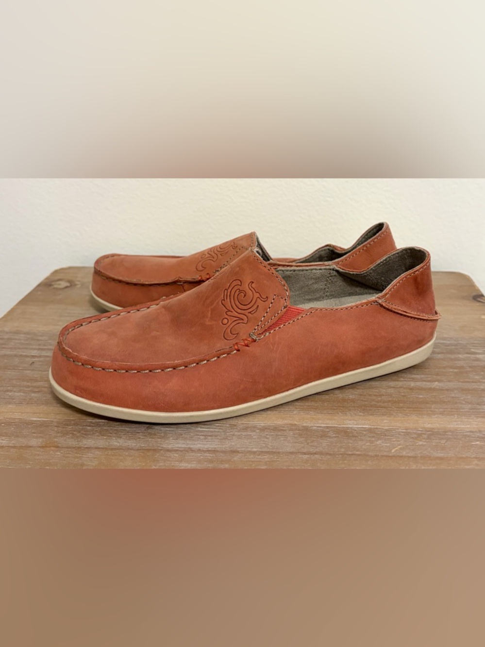 OluKai Women's Nohea Nubuck leather slip-on shoes Sz 7 Raw Clay